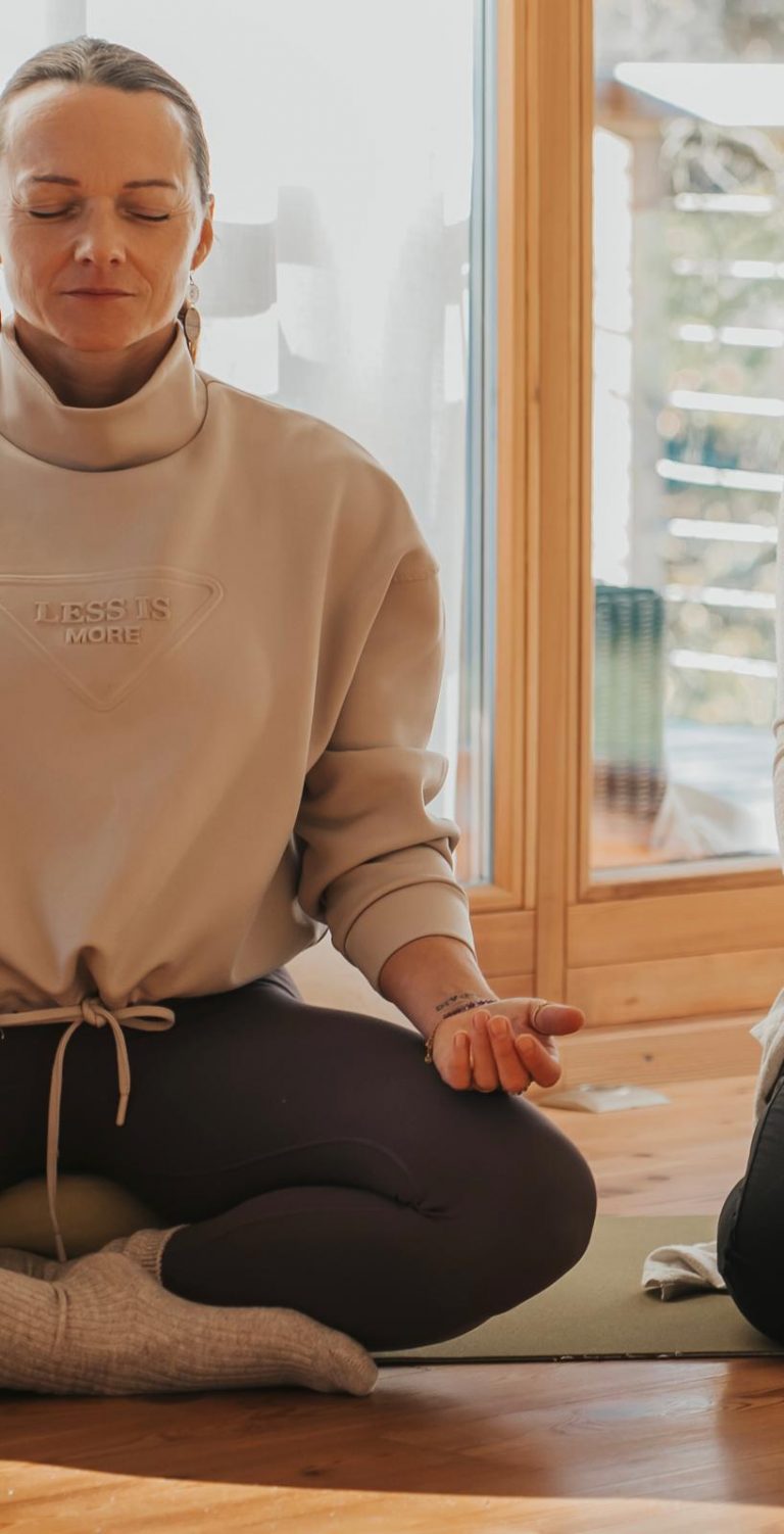 Manuela meditiert im Schneidersitz