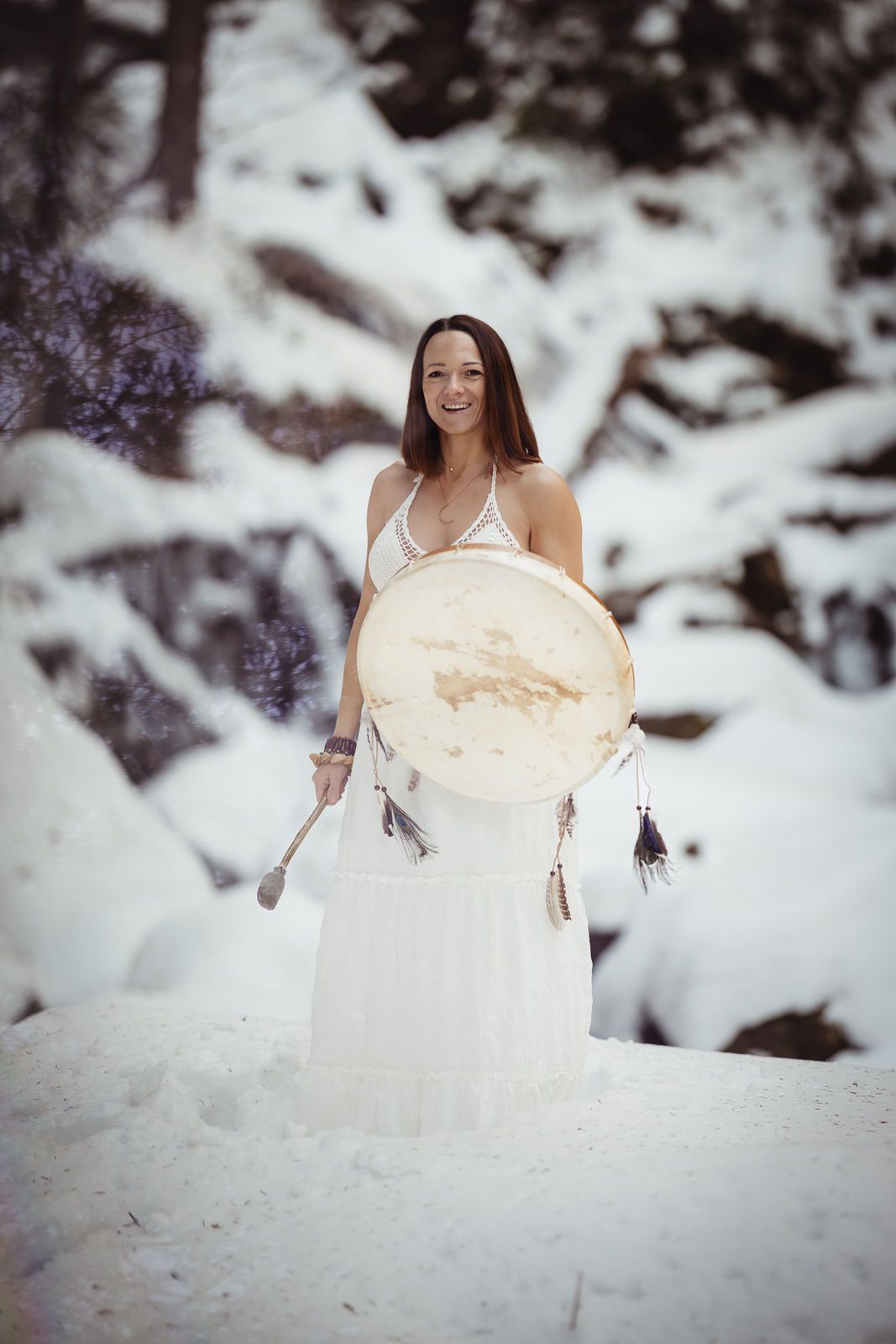 Portrait von Manuela im Schnee und Trommel im Vordergrund